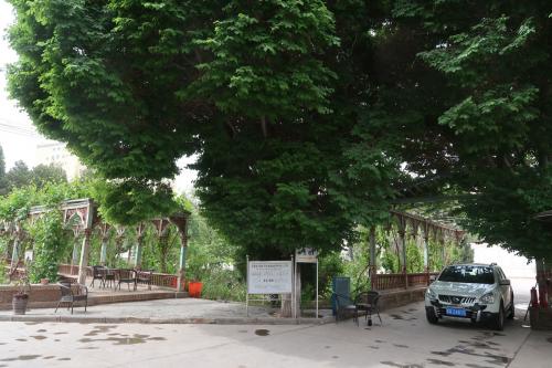 　このユスフ・ハズ・ジャジェブの陵墓は、カシュガル市内の街中にあり、車を駐める場所もままならないようなところ