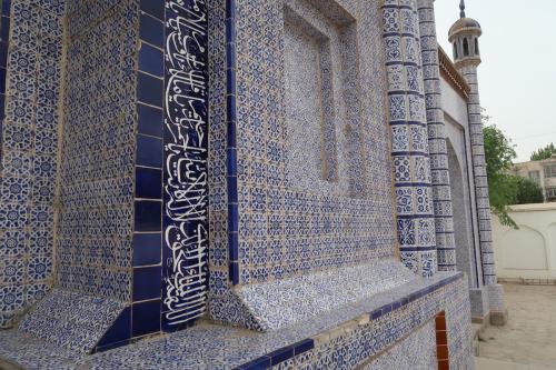 　外壁のタイルに青が使われていて、中央アジアらしさを感じます