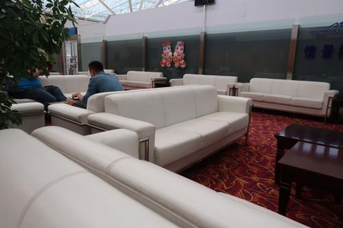 　カシュガル空港のラウンジなるところへ行ってみました。食べ物は無く、コーヒーがある程度。国内線向けなのか
