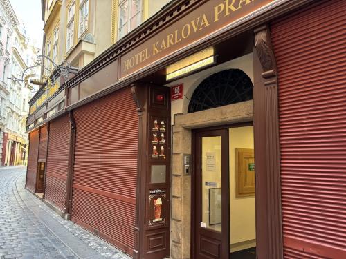 ホテルに帰ってきました。<br />翌朝も早くから観光なので、買ってきたビールを飲んで早めに就寝。<br /><br />朝からいっぱい歩いて疲れましたが、チェコ旧市街の街歩きはとても楽しかったです。あちこちに素敵な建物や可愛らしい街並みが広がっていて、飽きることなく観光できました。<br />（美味しいビールを飲めるお店もたくさんあって、ビール休憩も困ることなく、しかも安い。ビールが好きな私たち夫婦にとってピッタリの国です。）