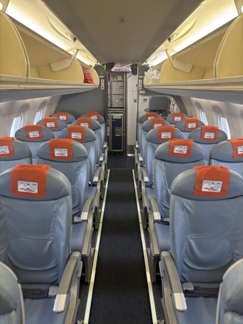 一番後ろにしましたので誰もいない機内が撮れました。