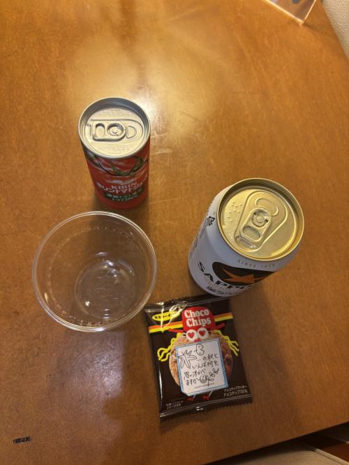 仙台空港のサクララウンジは珍しい缶での提供です。