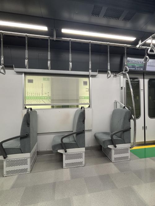 会期中は乗れなかったクロスシートへ。