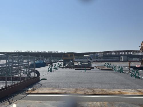 隙間から東ゲート