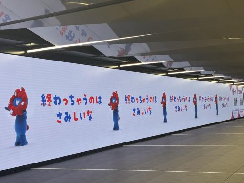 ダンスを見るギャラリーがたくさんいました。