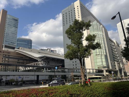 大阪駅へ向かい