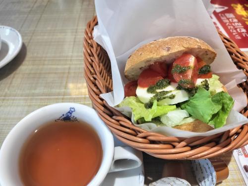 2日目、那覇の友人とブランチへ<br />お店は、内地にもあるピザマリノ