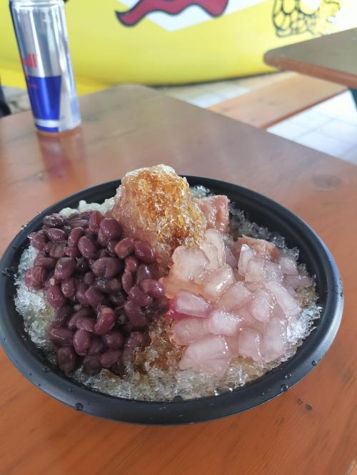 台湾の氷ぜんざい￥900<br />那覇は暖かいけど、さすがにこの氷はザクザクしてて冷たくて寒くなった<br />黒糖ﾍﾞｰｽに、小豆、タロイモ、タピオカ、大麦などトッピングでお腹膨れます。