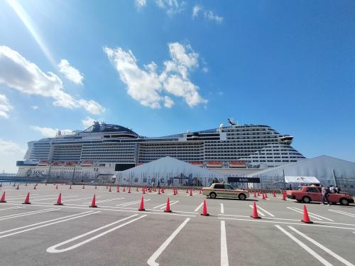 国際通りからタクシーで那覇港 第二 クルーズバースへ、<br />さあベリッシマに乗船です。予定より３０分早めでしたが大丈夫かな？テントの中は蒸し暑く、沢山の人