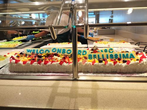本来は部屋に直行のはずですが、我らはブッフェへ直行！<br />ウエルカムブッフェが開催されていました。ケーキも派手な装飾です。