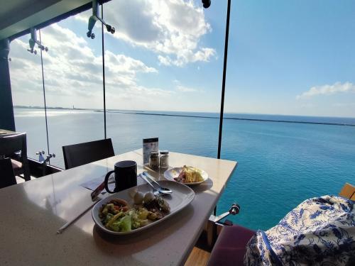 窓際空いてた～<br />眺めがよくて良い気分<br />ブランチもかき氷も食べたのに、しっかりブッフェでも食べてる<br />これは豚になる船だ