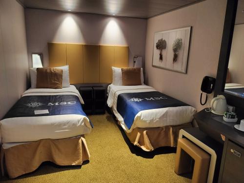 お腹膨れて、内側船室へ<br />窓なんてありませんが、広さはまあまあ