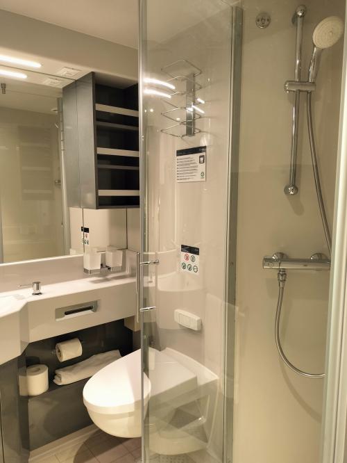 トイレとシャワーの間に、扉があるし、水量も良くて使い勝手良かったです。