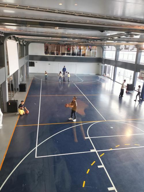 すごいな、体育館みたいなホールがある。ボールも貸し出しがありました。