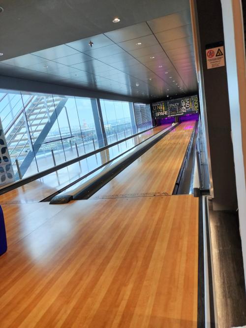 誰もプレイする姿をみていない、ボーリング場レーンは２つ<br />これ、有料だもんね