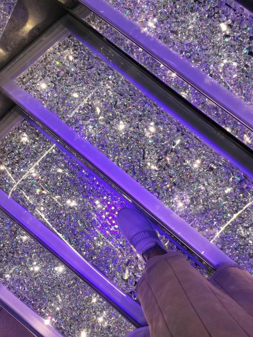 そしてスワロフスキーの階段、きらびやかでワクワクします。