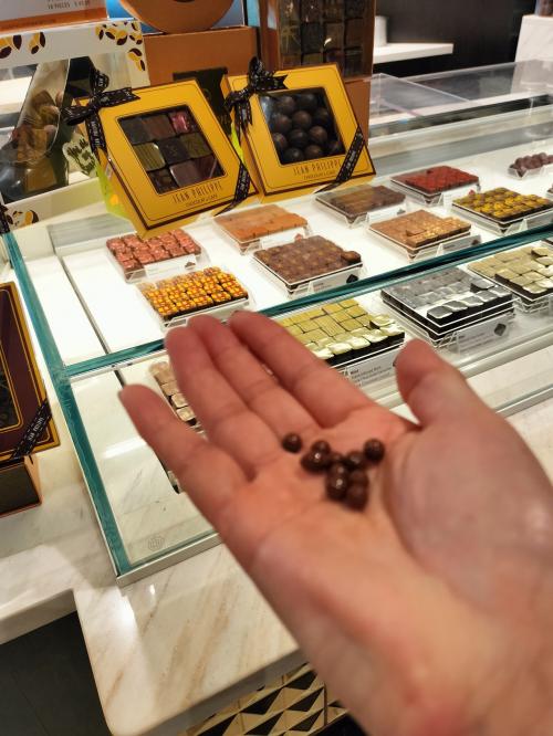 チョコも高い！見てたら試食を頂きました。これめっちゃおいしいのよ