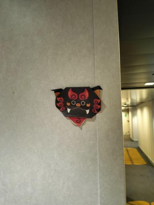 我が家の印のシーサーの折り紙、ドアにマグネットでつけるより<br />廊下側に貼ったほうが目立つと思いますよ。廊下の遠くからでも見えました。<br />さあまた船の散策に出かけます。