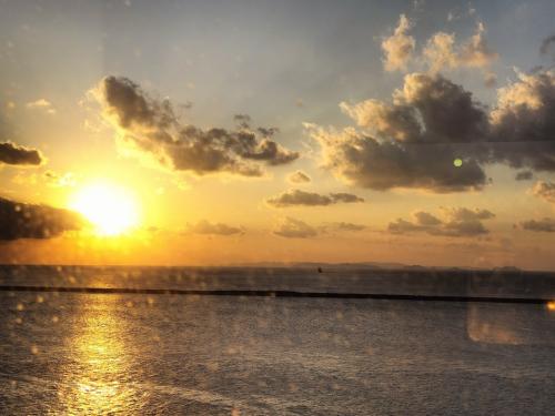 なんかあっという間に、夕陽の時間<br />我が家のレストラン利用時刻は21：30と遅くなので<br />軽く夕飯はブッフェで済まそう。