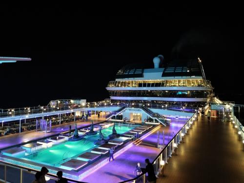 夜のプールも雰囲気良いよね、<br />ロンドンシアターのショーはコメディとジャグリングでした、初日の無料のショーが一番面白かったな写真無いけど