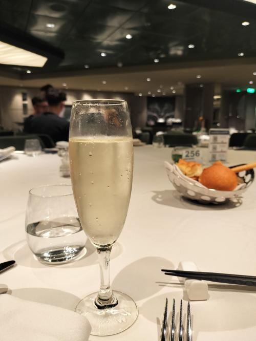 21：30ポジドニアレストランです<br />メニューも見ずに、ケチ夫がオーダーして後日青ざめたスパークリングワイン