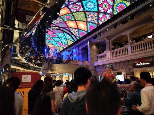 ケチ夫はダンスが踊りたくて、デザートをあきらめてましたが<br />私はしっかり食べて、ダンスパーティに参加<br />今夜はサンシャインという、カジュアルなドレスコードなので、皆気負わず参加されてましたね。