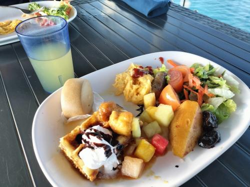 船の最後部の席は外の景色を見ながらさわやかな朝の風<br />ブッフェではフルーツがたくさんあってうれしい。