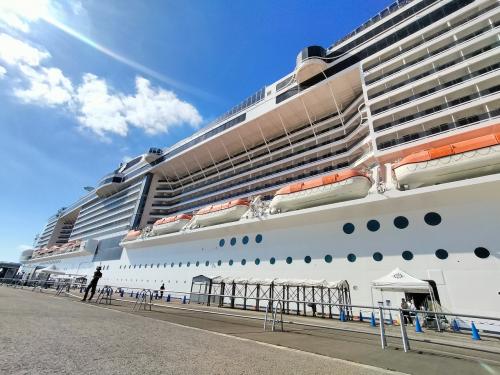 今日は石垣島在住の長男とランチの予定、１０時半くらいに下船したら、バス待ちの行列、タクシー待ちの行列！しばらく待ったが、お昼までに行けるのかしら？そもそもバスは片道$10ですよ