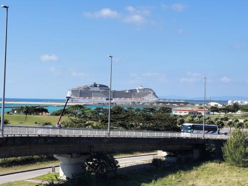 サザンゲートブリッジの上から見えるベリッシマ、遠くに離れても存在感ヤバい