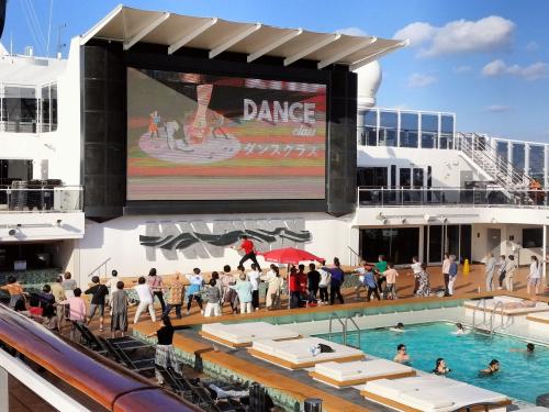 タクシーで船へ￥1000ほどでした。<br />船に戻ると、ダンスレッスンに参加<br />このレッスンは社交ダンスなのにペアでなくても良いのが参加しやすいね