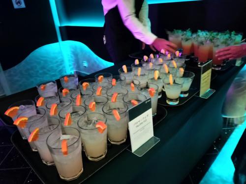 今夜は有料のショーです、<br />やったーカクテル付き