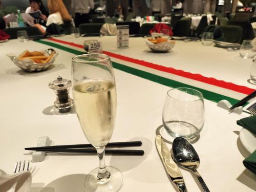 今夜もスパークリングワイン<br />イタリアンデーなので、テーブルクロスなどもイタリアンカラー<br />食後にウエイターさんたちが歌って、ゲストも一緒にクロスをグルグル<br />そんなサービスがあったからか、料理が来るのが早かった。