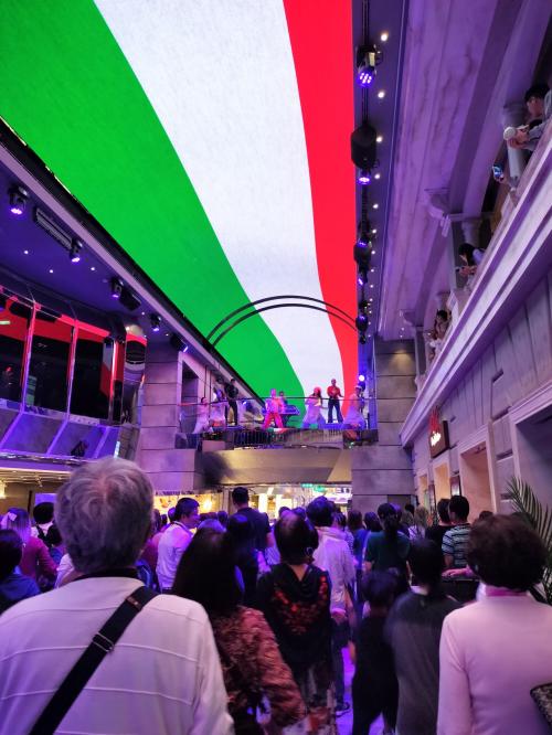 食後はもちろんダンスパーティー<br />プロムナードはイタリアンカラーです。<br />ゲストのドレスコードもイタリアンです<br />皆さん白、赤、緑が意識されてましたが、<br />踊ると、とにかく汗かくんで、ケチ夫はスポーツウェアで参加してました。