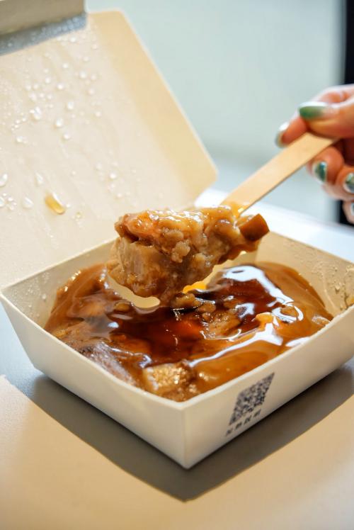 甘辛い特製ダレがかかった<br />エビの風味がするもちもちした食べ物です<br /><br />こらもまた<br />好きな人は好きかなって感想です(^^)