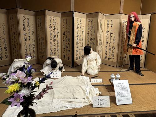 「西郷頼母一族の自刃」・・・新政府軍が会津城下に迫ってきた慶応４年（1868）8月、頼母の母と妻、二人の妹、五人の娘は親戚12人と共に「敵の辱しめを受けず」の覚悟から頼母の登城後に自邸で自刃しました。<br />薩摩藩士・川島信行が屋敷に入った時、逆さ屏風の前で死にきれずにいた長女・細布子（16歳）から介錯を求められ、涙ながらに応じた悲劇が再現されています。<br />西郷頼母の妻・千恵子が自刃の時に読んだ句『なよ竹の　風にまかする身ながらも　たわまぬ節は　ありとこそ知れ』・・・弱いなよ竹と同じように風に吹かれてしまう身だけれど、強風にも曲げられないように、私も節義に殉じてみせる、という強い意志と覚悟が感じられる句です。