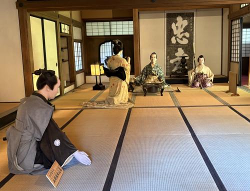 「容保公接見」・・・家老屋敷を訪ねた藩主・松平容保に、屋敷の主人・西郷頼母が挨拶している場面です。