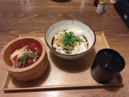 伊勢うどんと手こね寿司。<br />吸い物は伊勢で取れたアオサ。