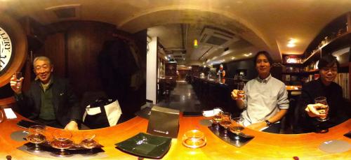日比谷BAR WHISKY-S・メンバー乾杯<br />ユーチューブ：『2025.12.19　東京・銀座　日比谷BAR WHISKY-S「THE YAMAZAKI EXPERIENCE IN GINZA」』３６０°画像（FBRUN'Z撮影・音声なし）<br />https://youtu.be/757Pjuz2qKo