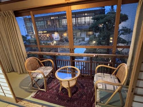 昔ながらの旅館です。廊下だったところが縁側になっています。内部は使いやすいようにリノベーションされています。