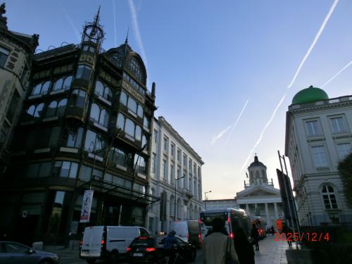 ブリュッセルの空を見上げると、飛行機雲がよく見られます。