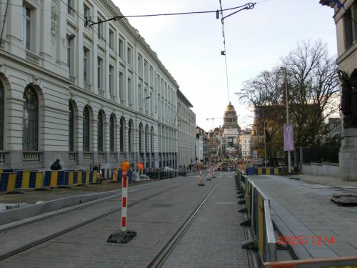 王立美術館前の道路は、トラムの線路改修中でした。工事車両が入っていて歩道は歩きづらいです。