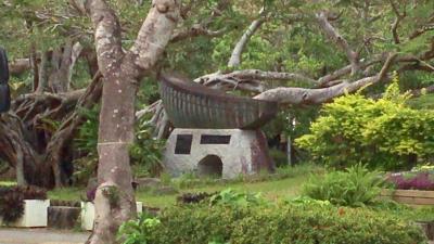 通りの反対側にあるのは松山公園。
これは久米発祥の地と書かれた船型のモニュメントです。
松山公園は、福州園の旅行記で少し紹介していますので、良かったらそちらもご覧ください。