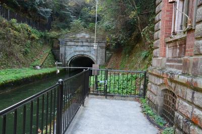 旧御所水道ポンプ室前から見た第三トンネル出口
旧・九条山浄水場（御所水道）ポンプ室。御所へ防火用水を送るために1912（明治45）年に建てられたものです。設計は、京都国立博物館を手掛けた片山東熊と山本直三郎。当時、皇太子だった大正天皇が視察に来る計画があったため、円形のバルコニーなど、ネオ・ルネサンス様式の装飾が施されています。