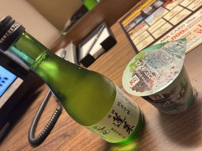 飛騨で買ってきた日本酒、蓬莱。<br /><br />意外や意外、チョコミントアイスとも合う♪<br />日本酒は万能だ。