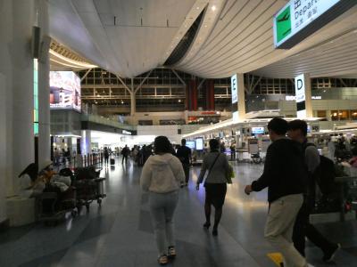 今回の旅の出発は羽田空港。<br />明日からGWということもあり、私と同じく深夜便で渡航する旅行客で、空港内は賑わっていました。