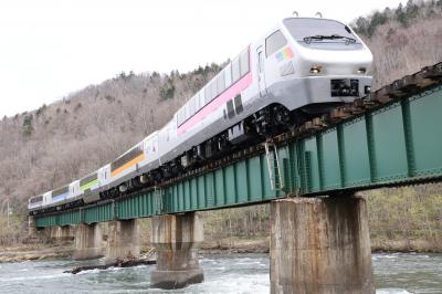 札幌から石北本線を経て、網走、釧路に向かうクラブツーリズム団体専用列車。有名な愛別の鉄橋を行く。