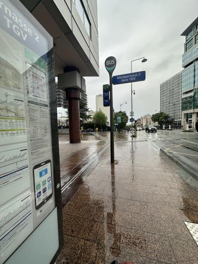 なんと、最終日にして初の雨降り。<br />地下鉄までスーツケースゴロゴロしてくのはつらいので、バス移動に変更。<br />モンパルナス駅の裏側のバス停から88番のバスに乗ります。