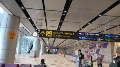 大韓航空は新しい第４ターミナルに到着する。<br />ここは他のターミナルと離れているので、バスで第２ターミナルに行き、地下鉄（MRT)に乗ることとする。