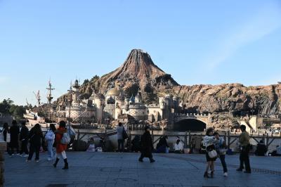 マゼランズはディズニーシーに入って正面に見える火山のふもとにある要塞、ドーム状屋根のところにあります。
正面ゲートから10～15分くらいはかかります。