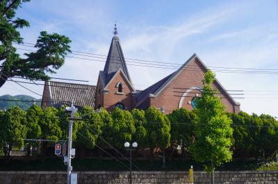 神戸の宿を出発して、午前中のメインは甲子園なんですが、その前に。。<br />神戸文学館は、神戸ゆかりの小説家や詩人など41人の紹介をする施設。早朝なので、とりあえず建物を拝見しようと訪ねました。岩屋駅からはけっこう上り坂が続きます。<br />さて、建物は、明治34年、関西学院初代チャペルとして建設された赤い煉瓦造り。第二次世界大戦では空襲で大破し、戦後になって修復されたものということですが、